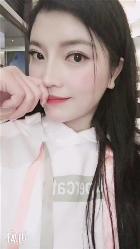 气质佳美女迪丽热巴——李子坝佳佳