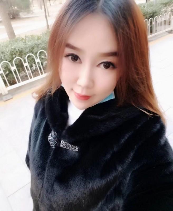 发一个去年CJ的爱玩王者荣耀的服务系妹子