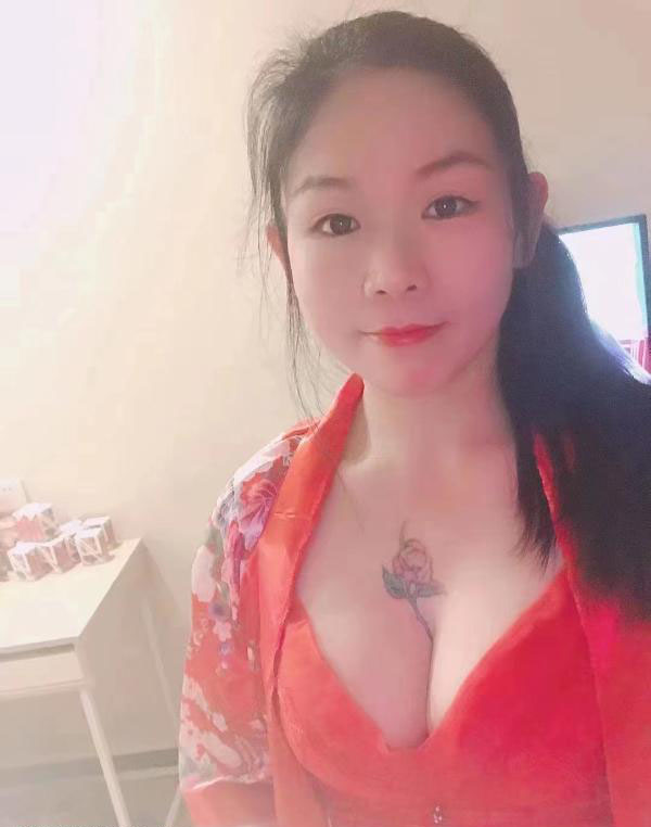 广州客村地铁附近美女